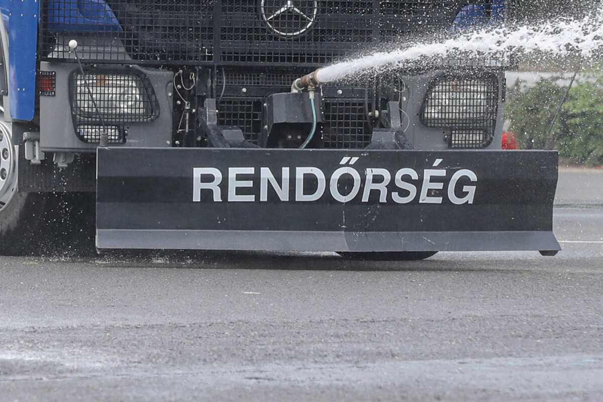 Ezt tudja a rendőrök fegyvere, amelyet a hőség ellen is bevetettek