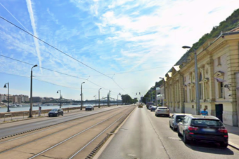 A bringásoknak adják a parkolósávot a budai rakparton