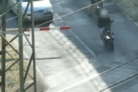 Ilyen tisztán látja a rendőrségi drón, ha mobilozol vezetés közben 1 Ilyen tisztán látja a rendőrségi drón, ha mobilozol vezetés közben 1