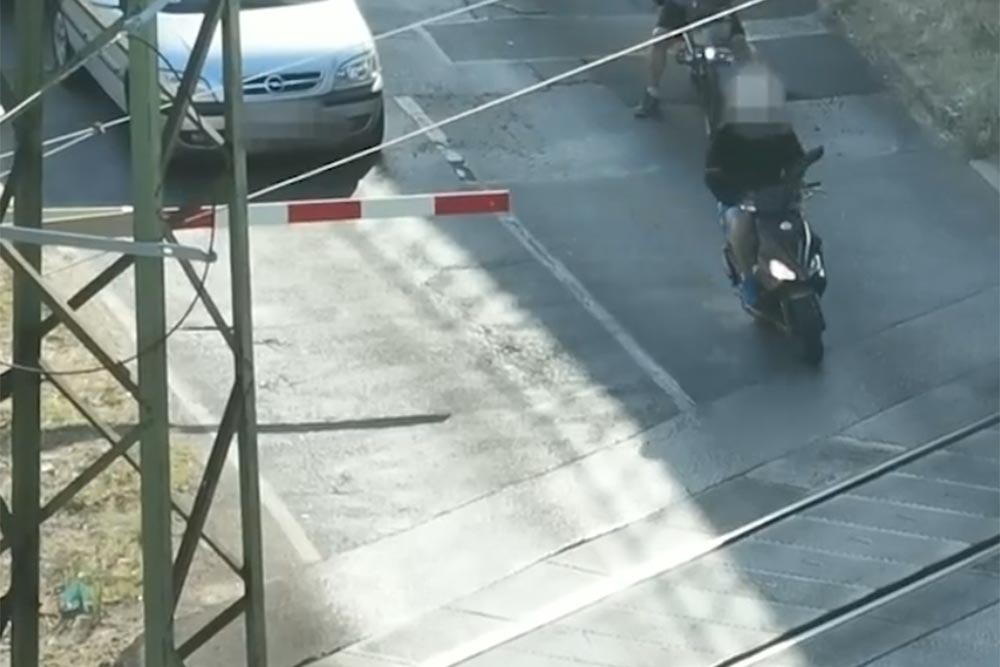 A rendőrök kiálltak drónozni egy vasúti átjáróhoz, százezreket kaszáltak
