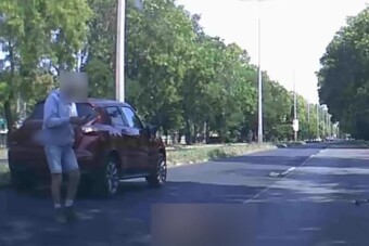 Döbbenetes gázolás Budapesten, négysávos úton sétált autó elé a gyalogos