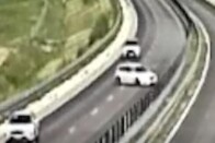 Megtorpant a sor az M7-esen, erre jött egy őrült, és újraélesztés lett belőle 1 Megtorpant a sor az M7-esen, erre jött egy őrült, és újraélesztés lett belőle 1