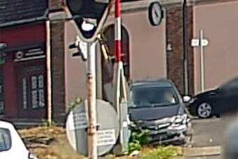 Videón, ahogy pusztító roncsderbit rendezett egy idős sofőr Budapesten