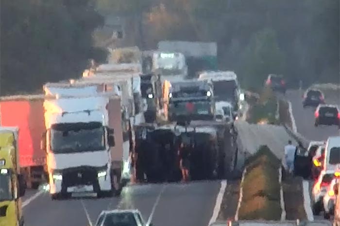 Videón, ahogy egy pillanat alatt történt meg a legrosszabb egy kamionnal