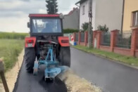 Fülkéig ásta magát egy traktor a leapadt Duna szélén, videóra vették küzdelmét 1 Fülkéig ásta magát egy traktor a leapadt Duna szélén, videóra vették küzdelmét 1