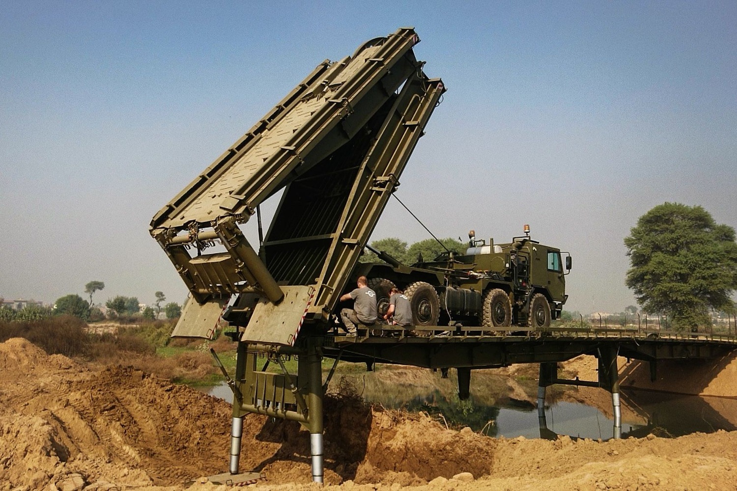 Ezek a teherautók ott építenek hidakat, ahol szükség van rá