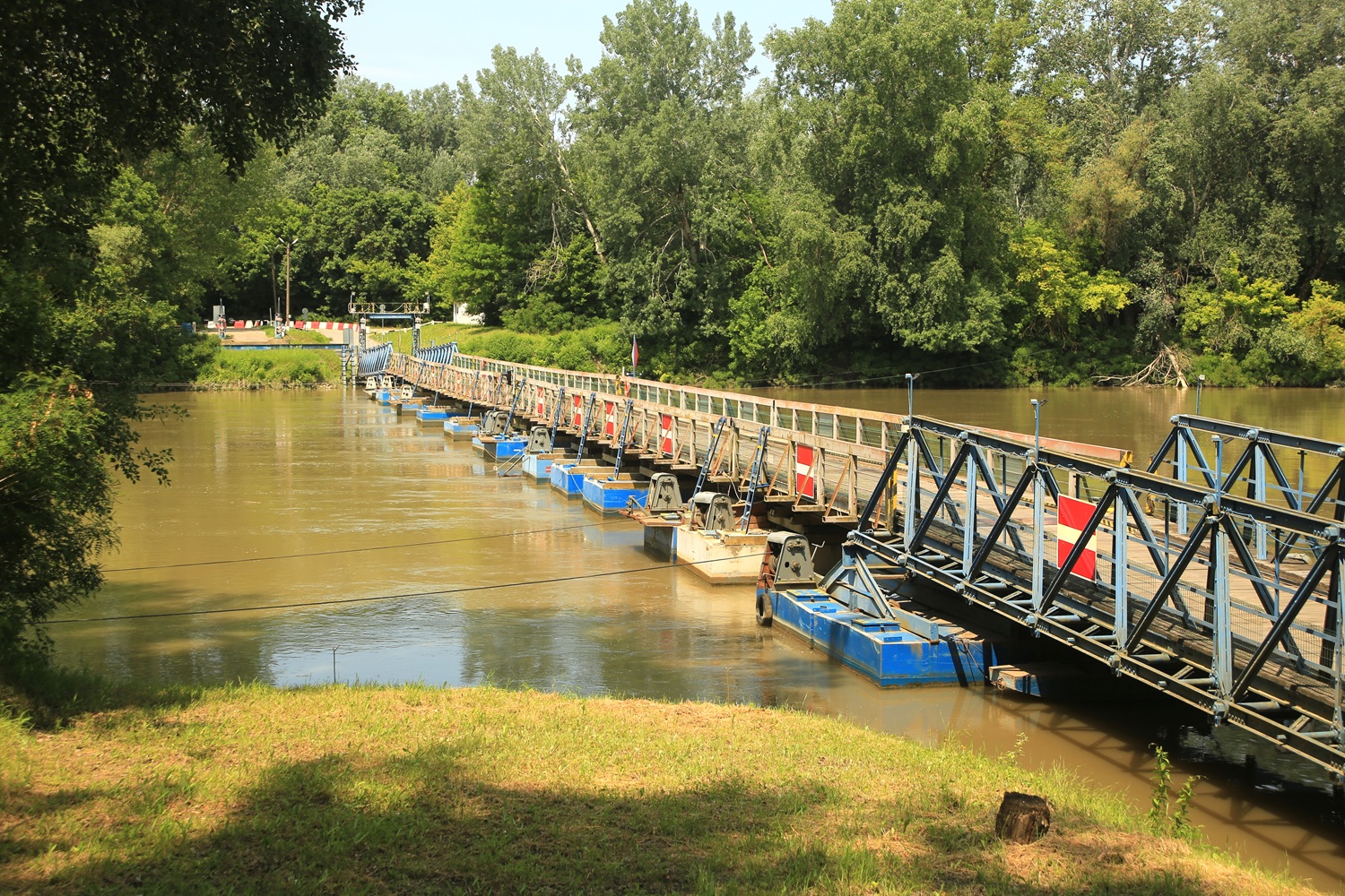Most érkezett: utánfutóval együtt nyelt el egy autót a Tisza