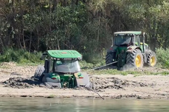 Fülkéig ásta magát egy traktor a leapadt Duna szélén, videóra vették küzdelmét