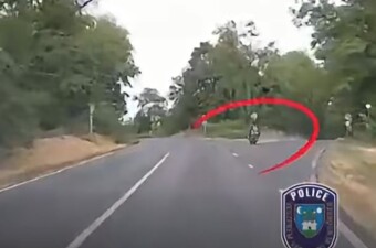 Rendőrautó előtt hibázott óriásit egy magyar motoros