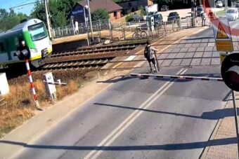 Videón, ahogy centiken múlt a rolleres élete a vasúti átjáróban