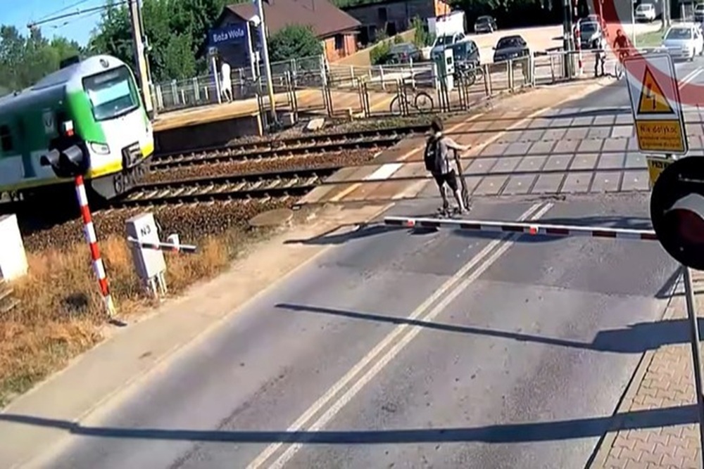 Videón, ahogy centiken múlt a rolleres élete a vasúti átjáróban