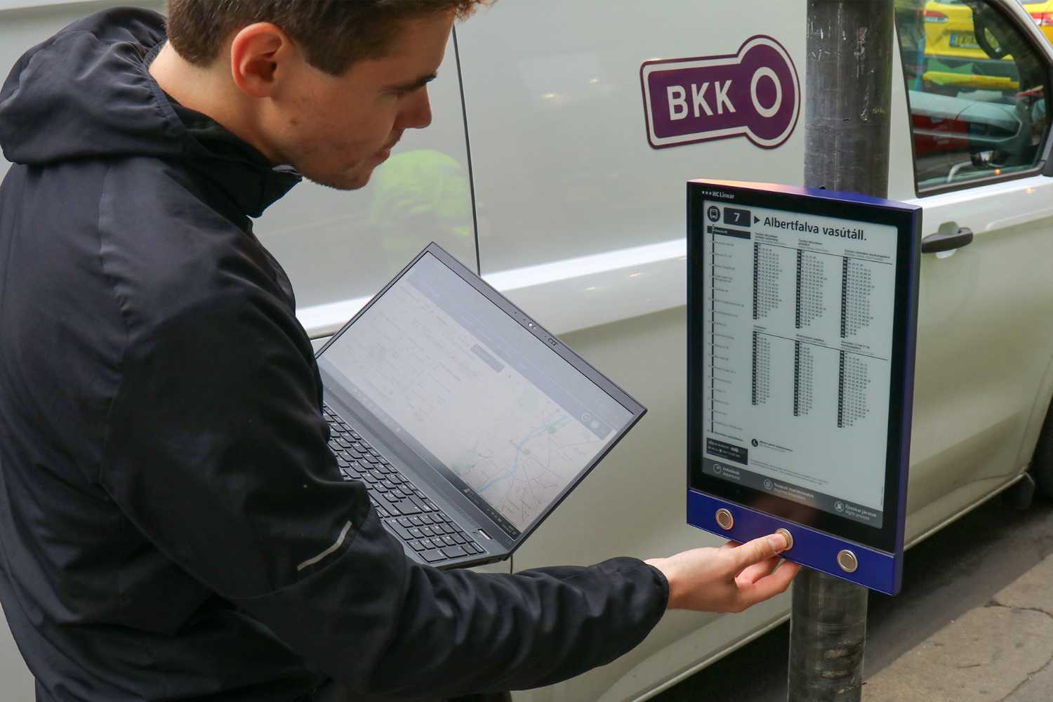 Zseniális újítás jelenik meg a budapesti buszmegállókban
