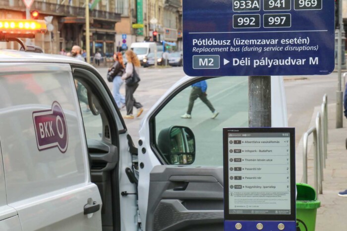 Zseniális újítás jelenik meg a budapesti buszmegállókban 3 Zseniális újítás jelenik meg a budapesti buszmegállókban 3