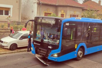 Beszakadt az aszfalt egy BKK-busz alatt, fotókon a helyszín