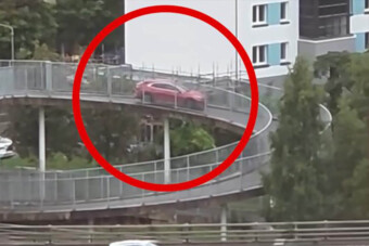 Lehetetlen helyre hajtott be egy autós, videóra vették