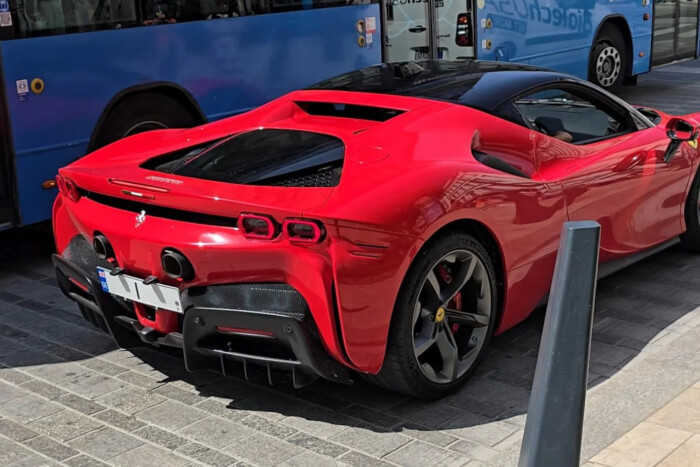 Kamunak tűnő rendszámmal villog Budapesten egy Ferrari 2 Kamunak tűnő rendszámmal villog Budapesten egy Ferrari 2