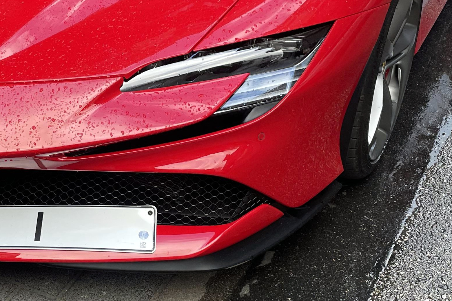 Kamunak tűnő rendszámmal villog Budapesten egy Ferrari