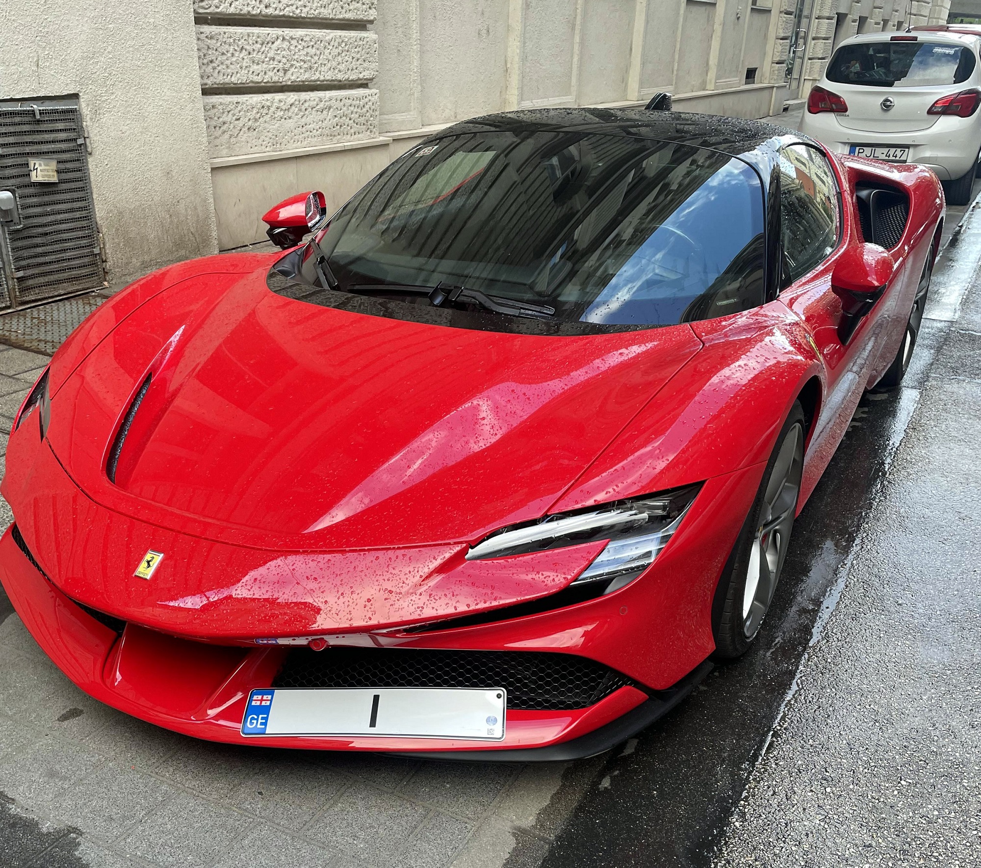 Kamunak tűnő rendszámmal villog Budapesten egy Ferrari 1 Kamunak tűnő rendszámmal villog Budapesten egy Ferrari 1
