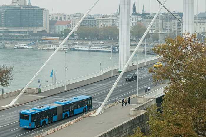 Ebből káosz lesz: két hónapig nem lehet lehajtani az Erzsébet hídról