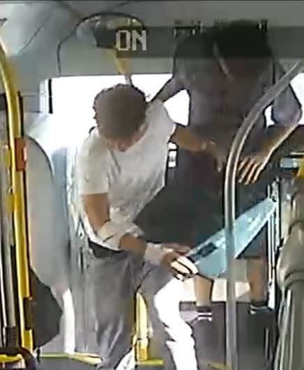 Leszálltak a buszról, de az ülés egy részét is magukkal vitték 1 Leszálltak a buszról, de az ülés egy részét is magukkal vitték 1