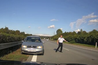A rendőrök állították meg a forgalommal szemben hajtó 90 éves sofőrt