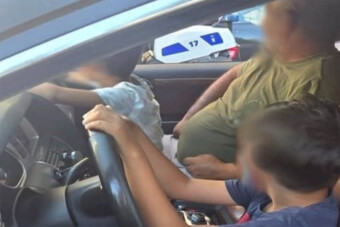 Alaposan megdöbbentek a rendőrök, amikor meglátták az Audi 9 éves sofőrjét és utasait