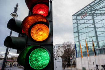 Eltűnnek a régi „karcos” közlekedési lámpák – ez az oka