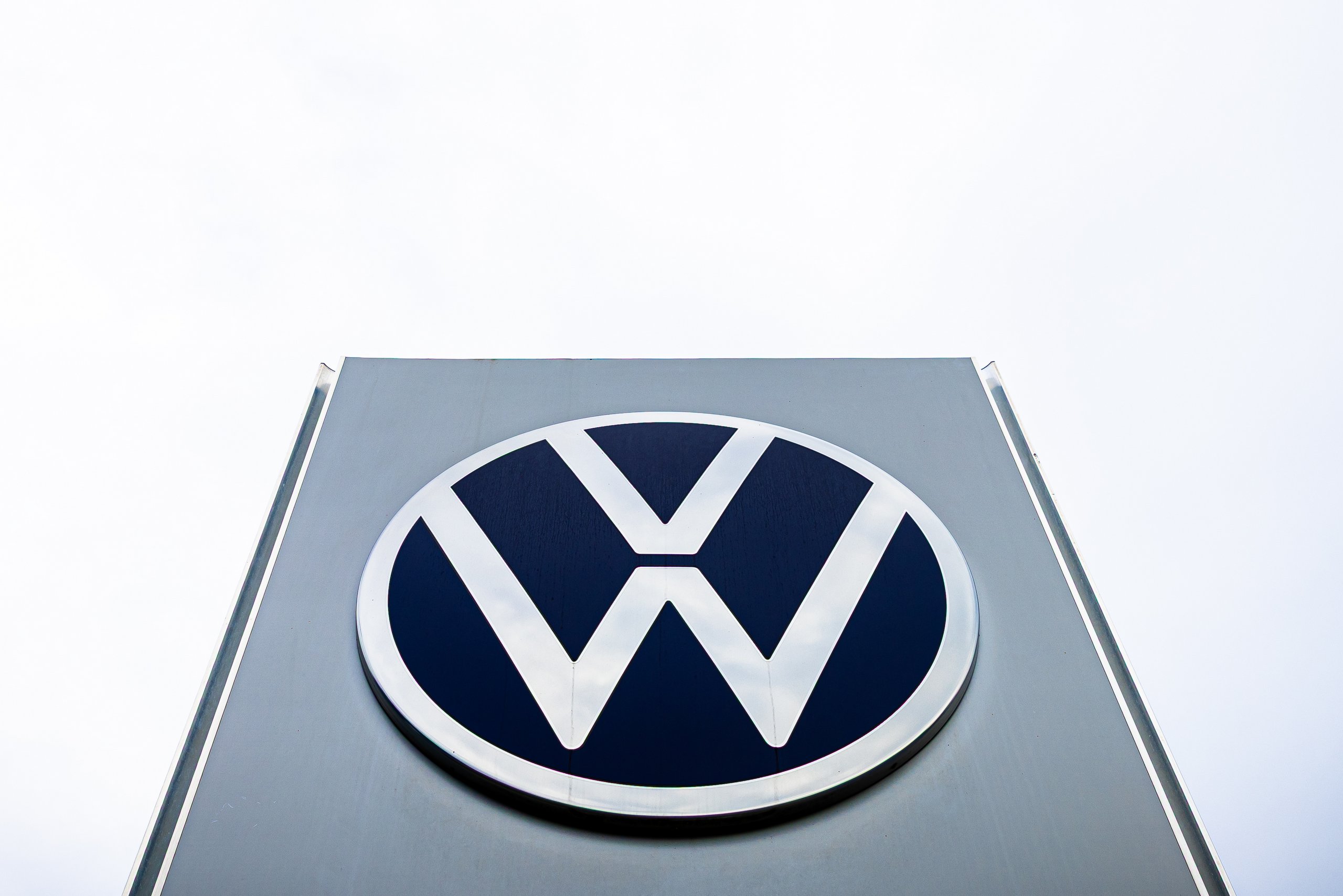 Eldőlt: 100 ezer embert rúgnak ki a VW-től