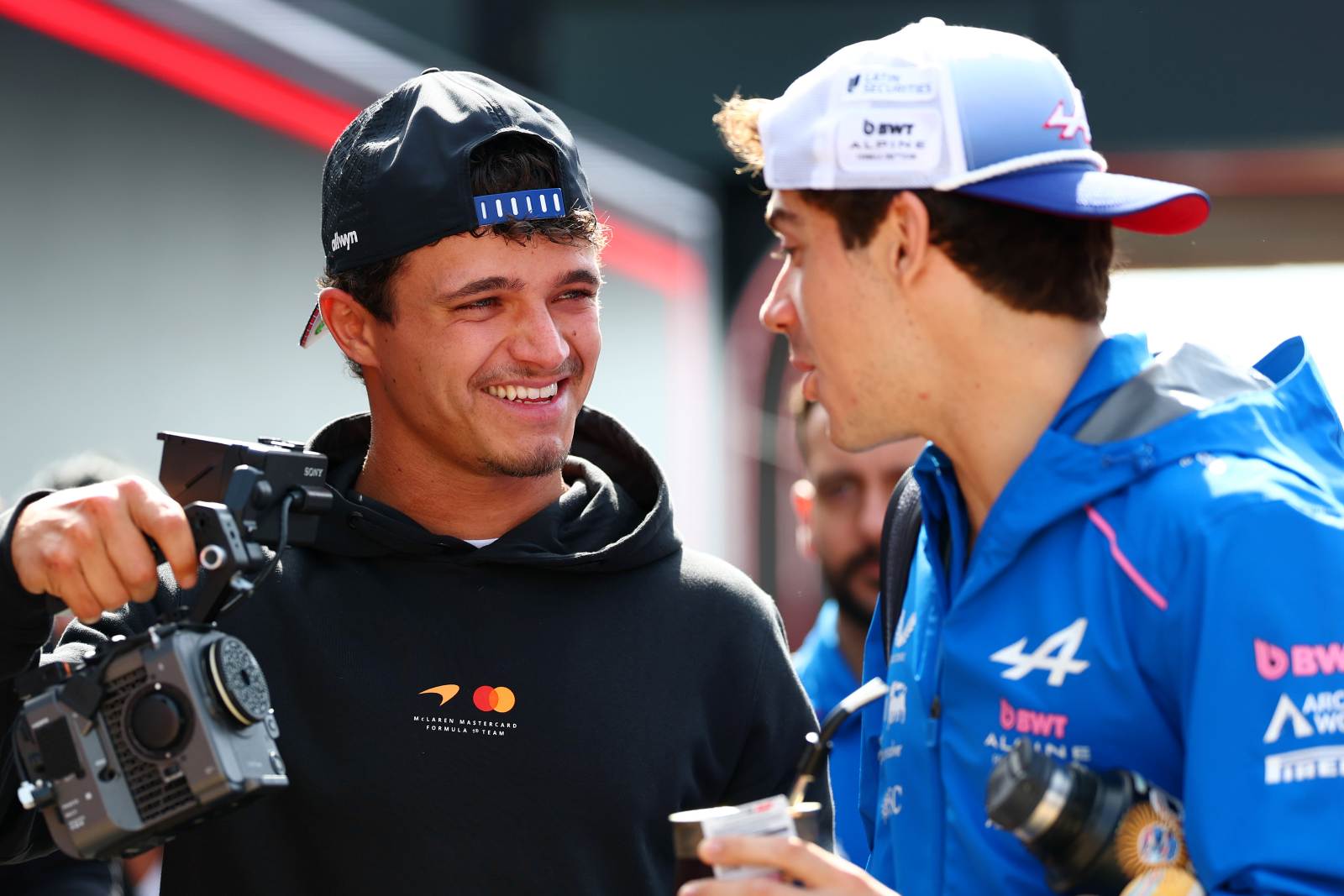 Meghátrált az F1-bajnok, itt a bocsánatkérés