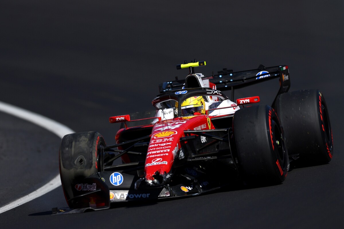 Hamilton ütközött, átírták miatta az F1-es programot