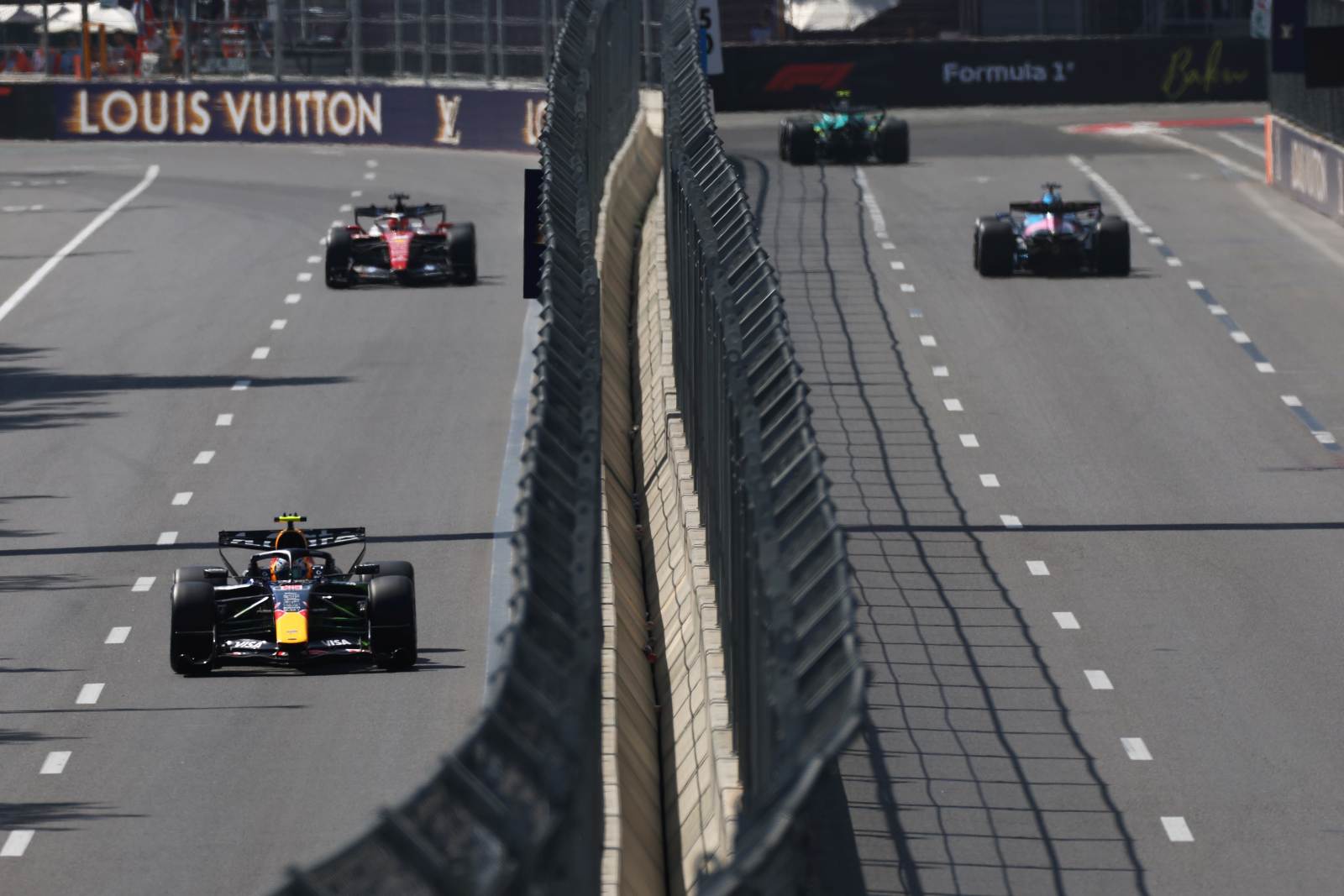 Döglődtek az autók az első bakui F1-edzésen
