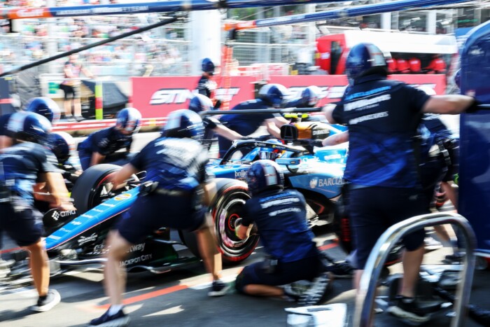 Autót tört az F1-éllovas a bakui időmérőn 7