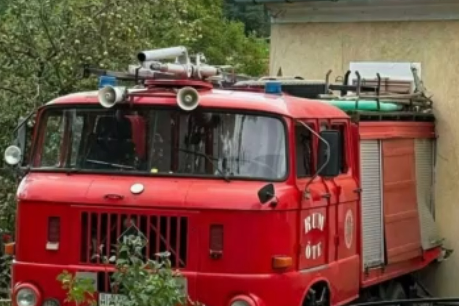 IFA tűzoltóautó szakította át egy ház falát Vas megyében, videón a baleset