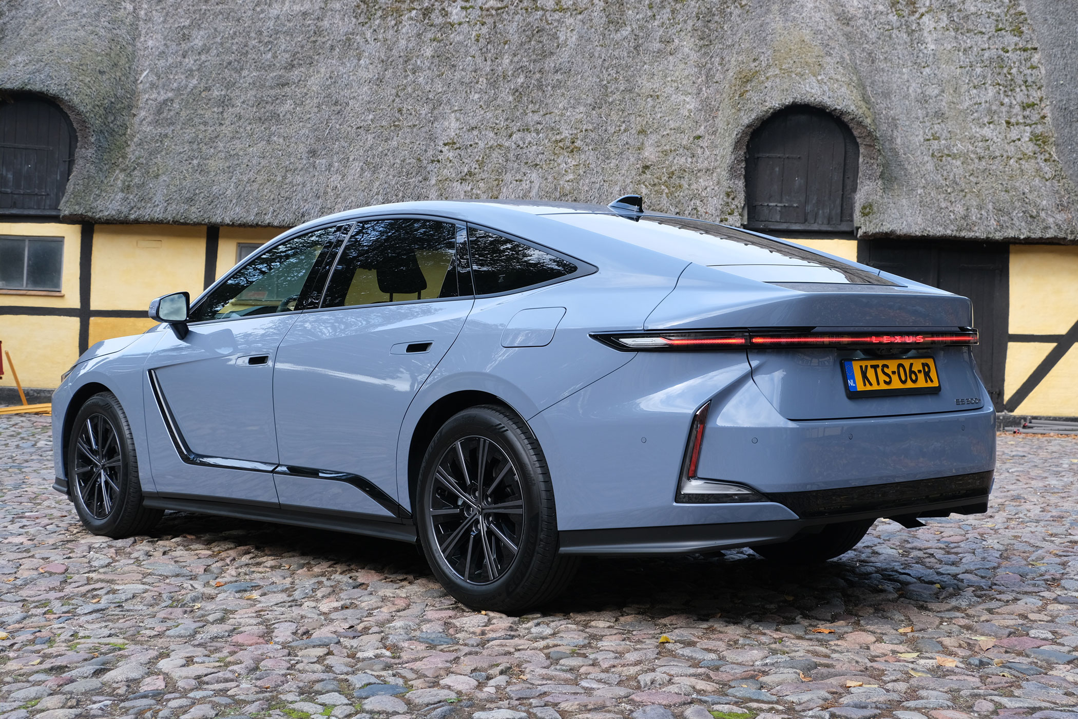 lexus_es__2026_300h-52 | Vezess