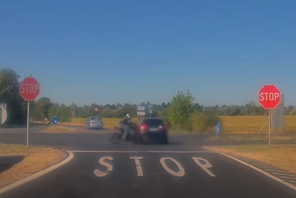Rossz döntést hozott az autós, kis híján a motoros életébe került