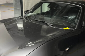 Szívmelengető meglepetés várta parkoló autójánál a magyar sofőrt