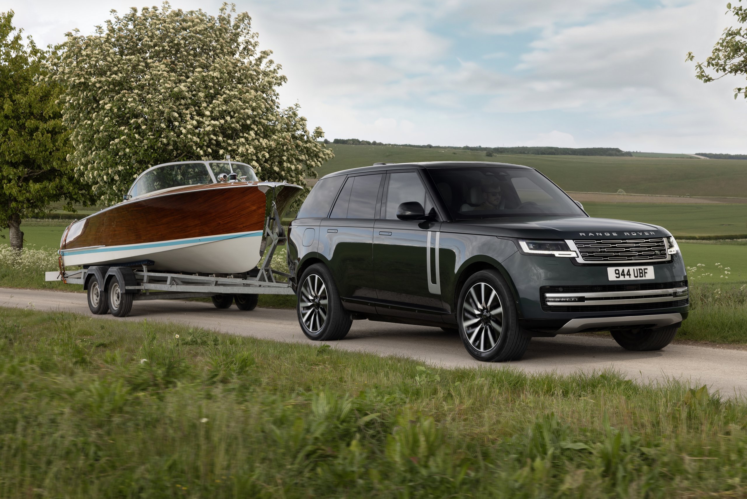 range-rover-electric-towing-02-020926 | Vezess