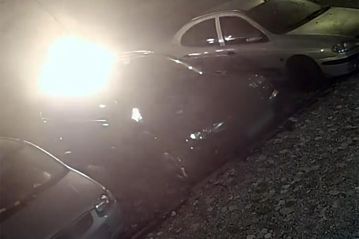 Videón, ahogy egy nő bosszúból felgyújtotta a barátja kocsiját Debrecenben
