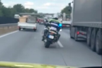 Ilyen, amikor a motoros rendőrök tisztára söprik az utat az M0-son