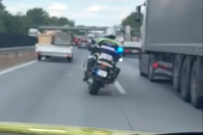 Ilyen, amikor a motoros rendőrök tisztára söprik az utat az M0-son