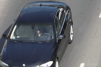 Ilyen tisztán látja a rendőrségi drón, ha mobilozol vezetés közben