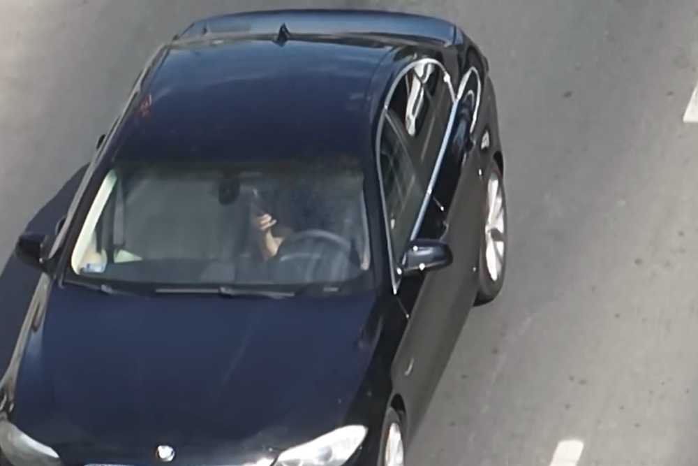 Ilyen tisztán látja a rendőrségi drón, ha mobilozol vezetés közben