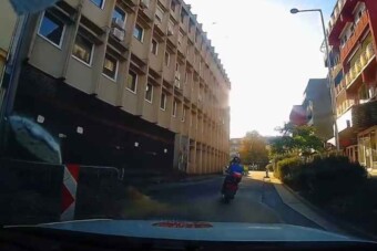 Videón, ahogy ismét a zalai rendőröket szívatta egy 13 éves motoros