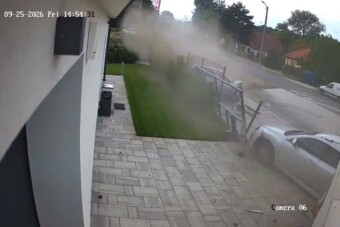 Videón, ahogy átrongyol az autós a körforgalom Siófokon
