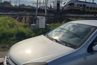 Sorompó alá parkolt egy autós, meglepő magyarázatot adott a rendőröknek