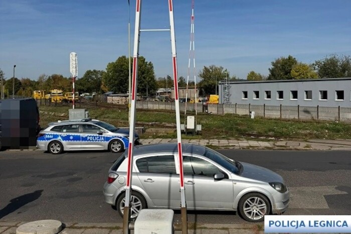 Sorompó alá parkolt egy autós, meglepő magyarázatot adott a rendőröknek 4 Sorompó alá parkolt egy autós, meglepő magyarázatot adott a rendőröknek 4
