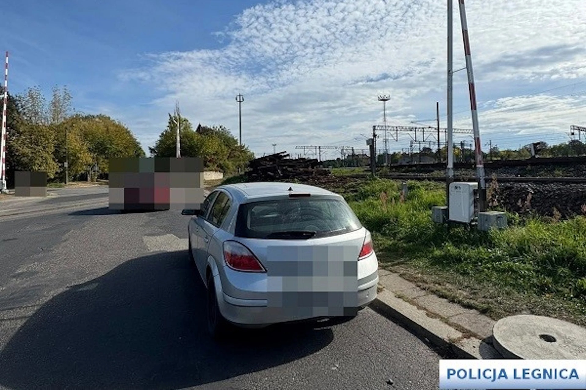 Sorompó alá parkolt egy autós, meglepő magyarázatot adott a rendőröknek 2 Sorompó alá parkolt egy autós, meglepő magyarázatot adott a rendőröknek 2