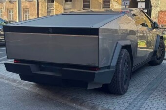Miskolcon bukkant fel a gigászi Tesla, a parkolóhely is kevés volt neki