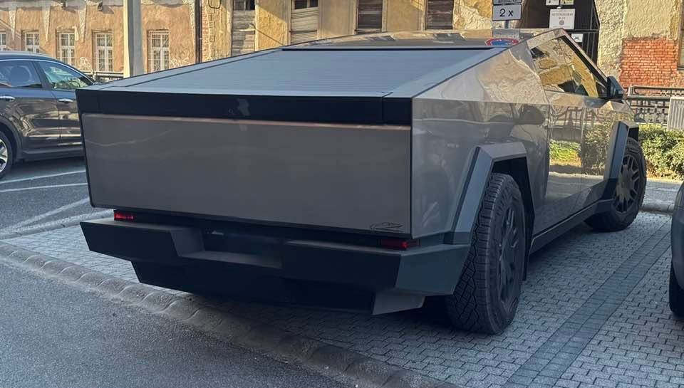 Miskolcon bukkant fel a gigászi Tesla, a parkolóhely is kevés volt neki 2 Miskolcon bukkant fel a gigászi Tesla, a parkolóhely is kevés volt neki 2