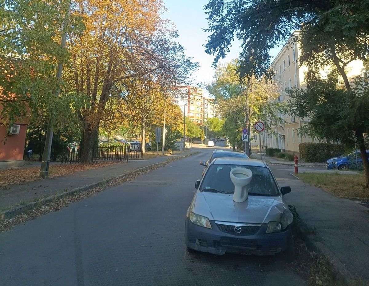 Bizarr „műalkotás” lett egy utcán hagyott roncsautóból Miskolcon 2 Bizarr „műalkotás” lett egy utcán hagyott roncsautóból Miskolcon 2